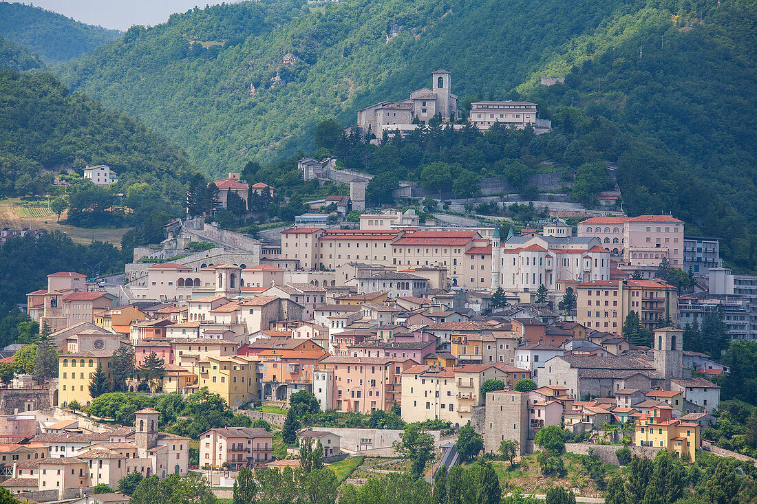 Stadtbild am Berg in Cascia, Italien