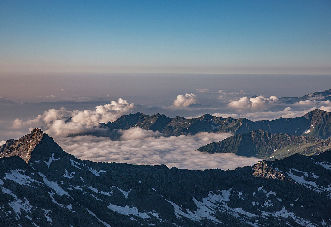 Berge und Wolken in den italienischen Alpen, Italien