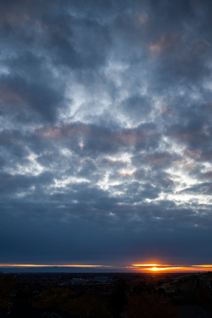 Bedeckter Himmel bei Sonnenuntergang