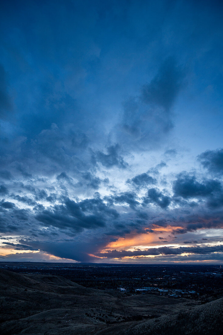 Bedeckter Himmel bei Sonnenuntergang