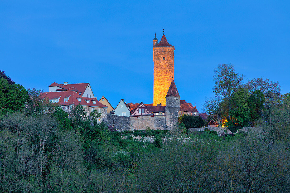 Burgturm in Rothenburg ob der Tauber zur Blauen Stunde, Ansbach, Mittelfranken, Franken, Bayern, Deutschland, Europa