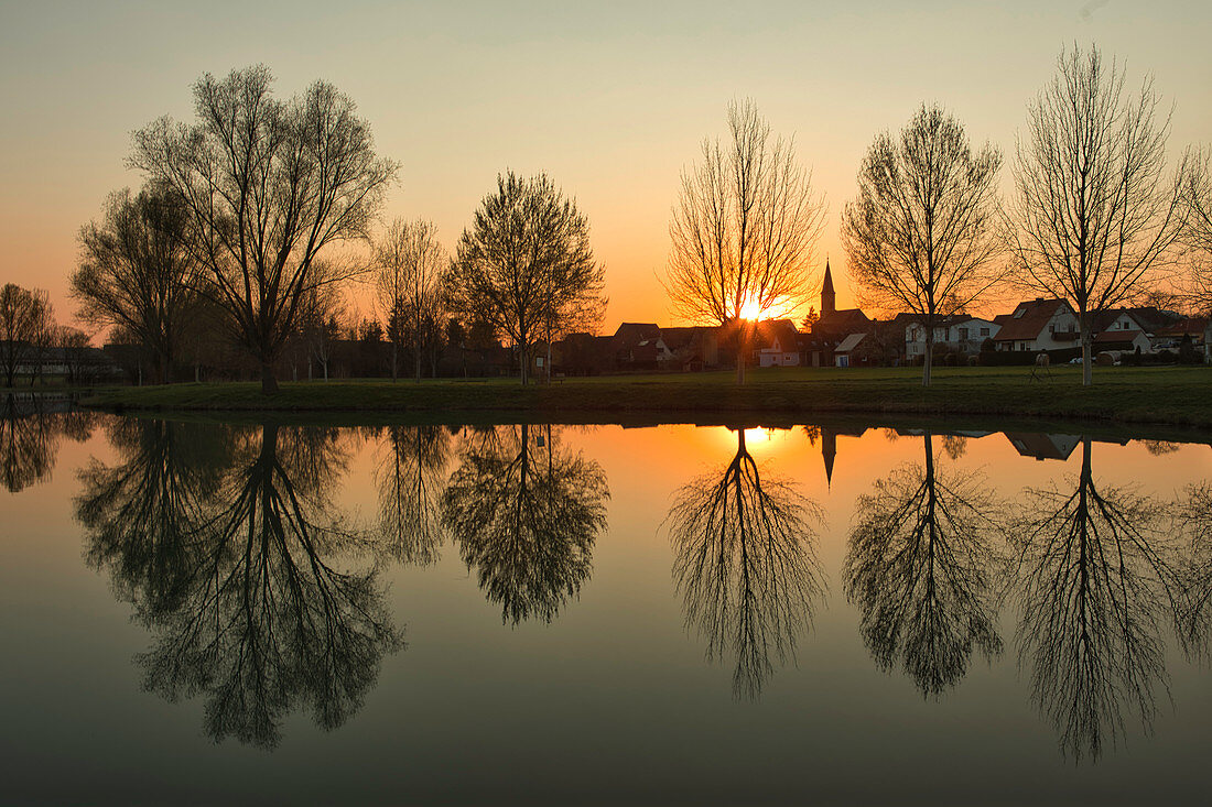 Sunset at the landscape lake in Seinsheim, wine paradise, Kitzingen, Lower Franconia, Franconia, Bavaria, Germany, Europe