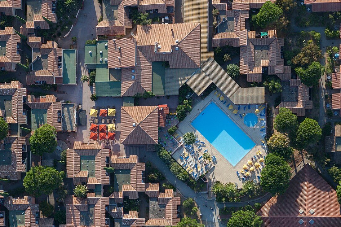 Frankreich, Var, Halbinsel Saint-Tropez, Ramatuelle, Pampelonne Strände, Ramatuelle Holiday Village, Schwimmbad (Luftaufnahme)