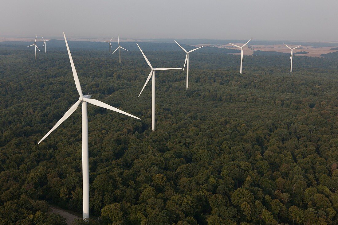 Frankreich, Maas, Windpark Bonnet-Houdelaincourt. 18 Windturbinen des Typs Vestas V90 mit einer Höhe von 125 m und einer Gesamtleistung von 36 MW versorgen 33.000 Menschen (Luftaufnahme)