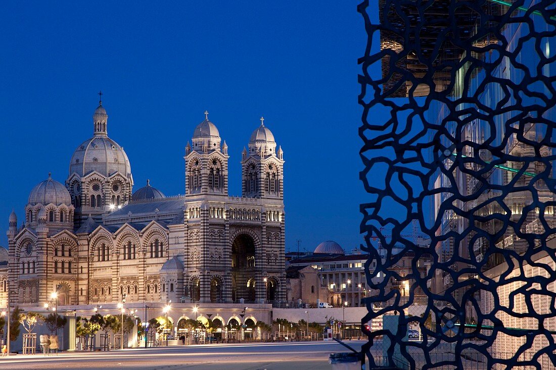 Frankreich, Bouches-du-Rhône, Marseille, MuCEM und die Kathedrale von Marseille