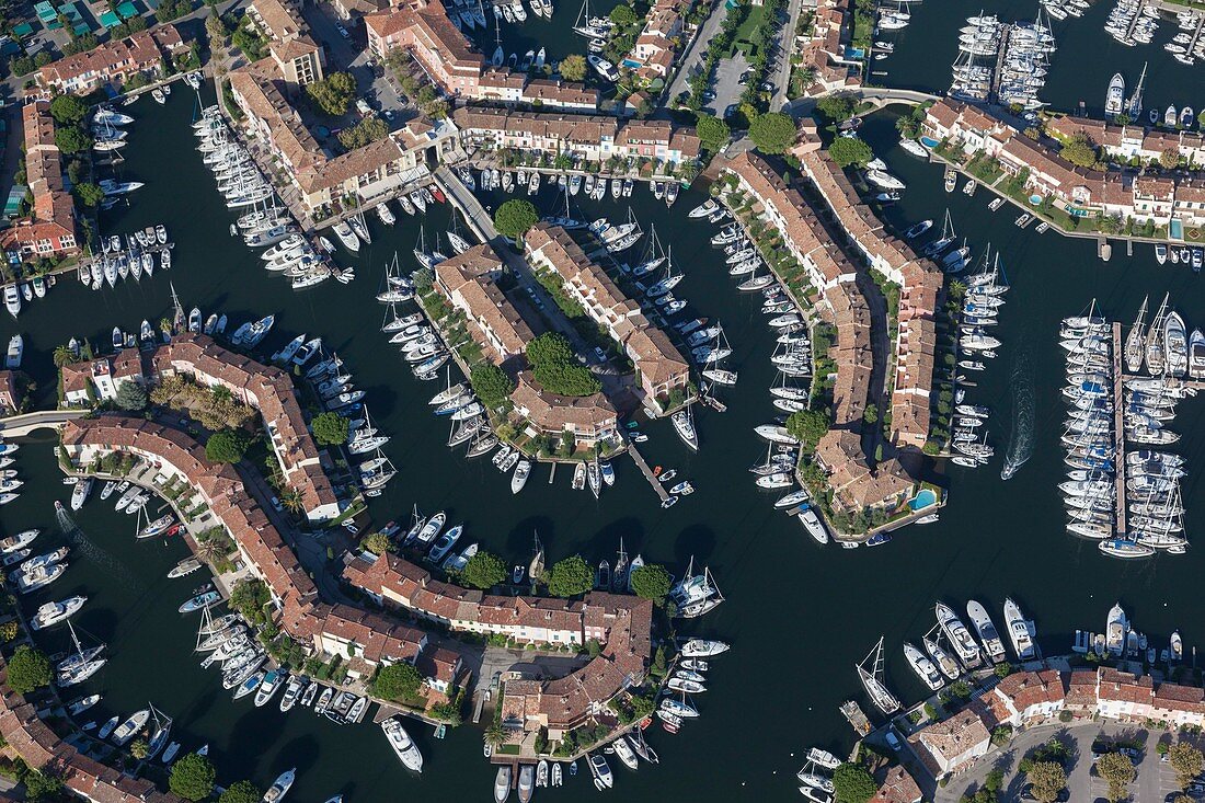 Frankreich, Var, Golf von Saint Tropez, Yachthafen der Seestadt Port Grimaud (Luftaufnahme)