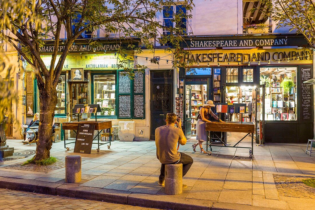 France, Paris, Latin Quarter, 37 rue de la Bucherie, Shakespeare and Company Bookstore