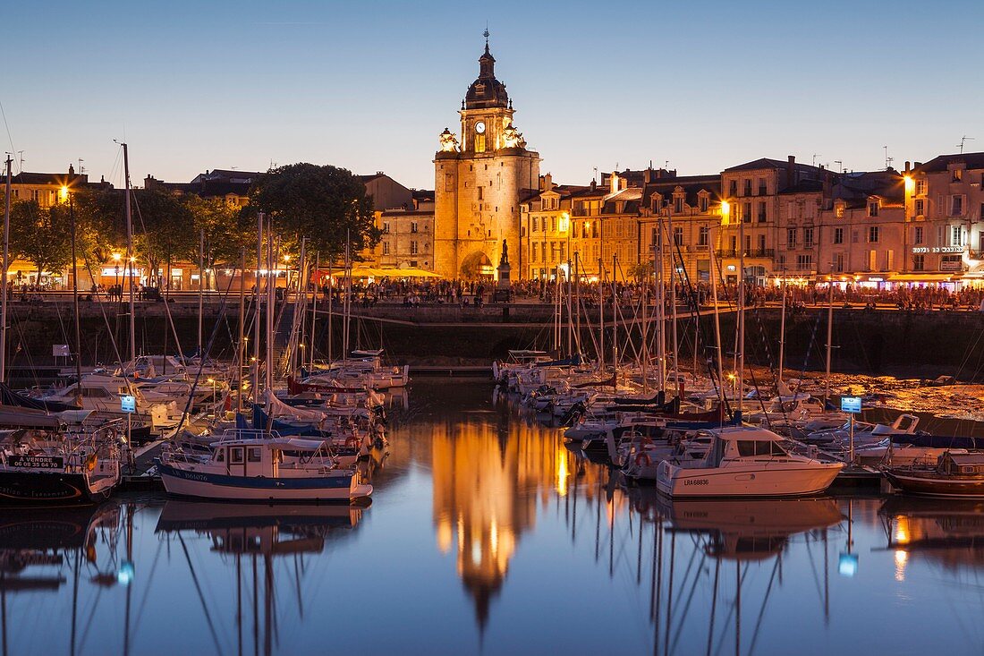 Frankreich, Charente Maritime, La Rochelle, der alte Hafen und La Tour de la Grosse Horloge