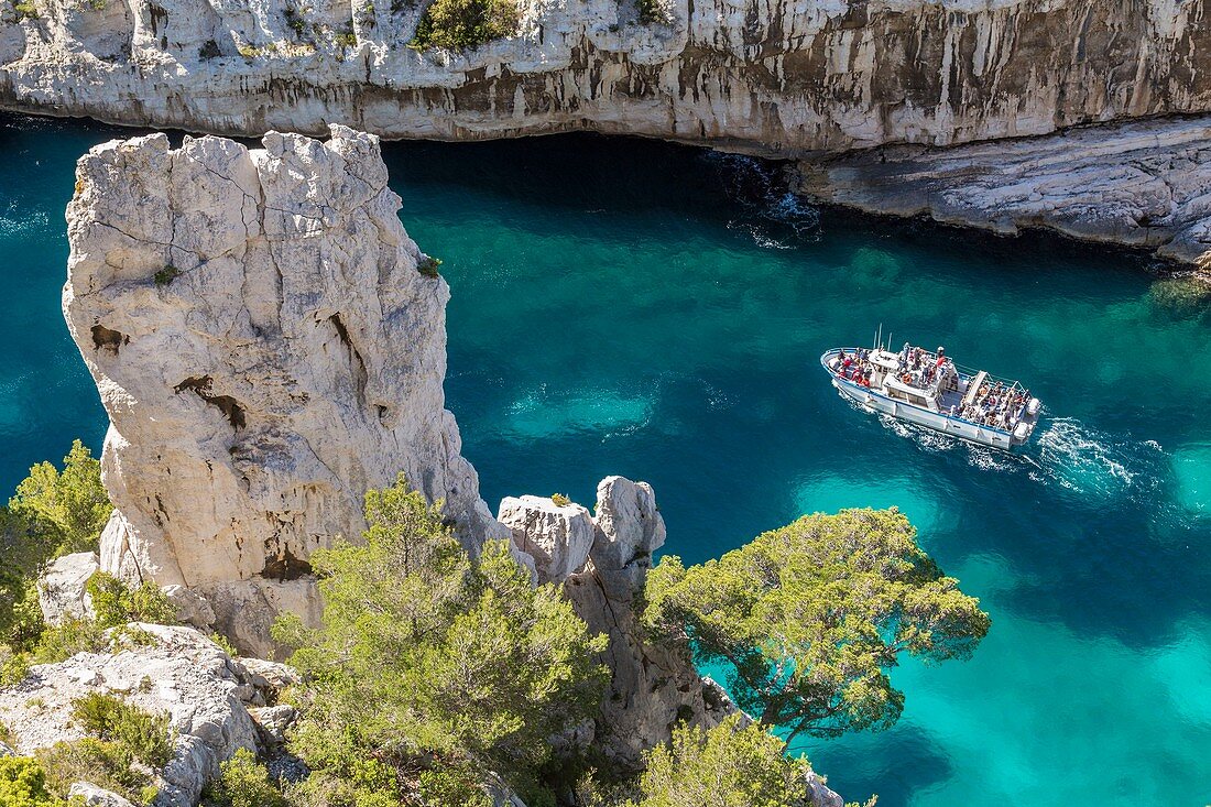 Frankreich, Bouches-du-Rhône, Nationalpark Calanques, Marseille, 9. Bezirk, Calanque d'En-Vau, Touristenboot