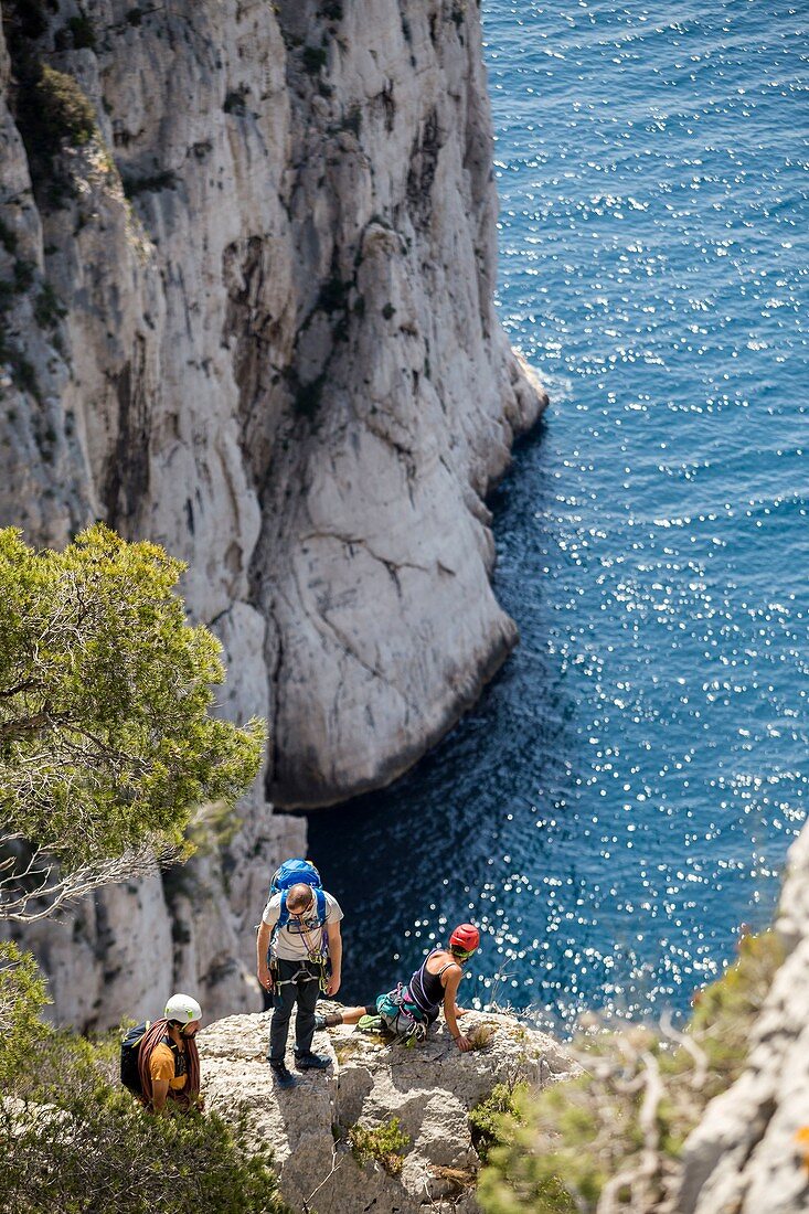 Frankreich, Bouches-du-Rhône, Nationalpark Calanques, Marseille, 9. Bezirk, Bergsteiger an den Klippen des Calanque de l'Oule
