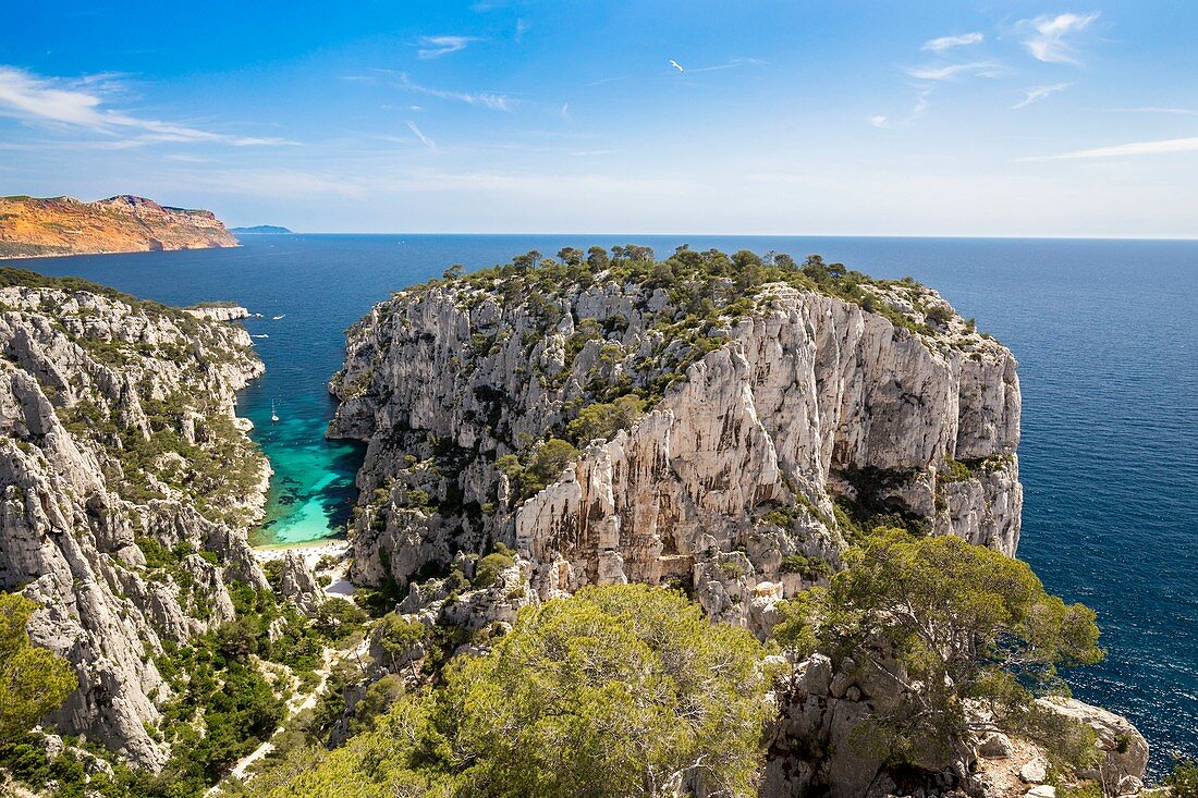 Frankreich, Bouches-du-Rhône, Nationalpark Calanques, Marseille, 9. Bezirk, von links nach rechts Calanque d'En-Vau, das Plateau von Castel Vieil und Calanque de l'Oule, im Hintergrund die Cap Canaille