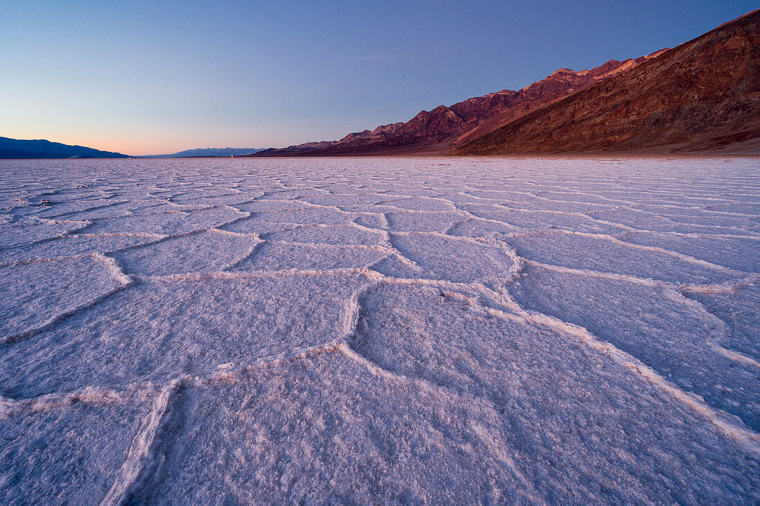 Sonnenuntergang an der Senke Badwater, dem niedrigsten Punkt in Nordamerika, Death Valley Nationalpark, Inyo County, Kalifornien, Nordamerika, USA