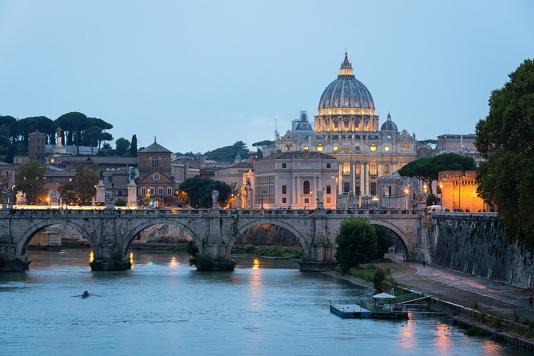 Abenddämmerung am Petersdom und am Tiber in Rom, Latium, Italien, Europa