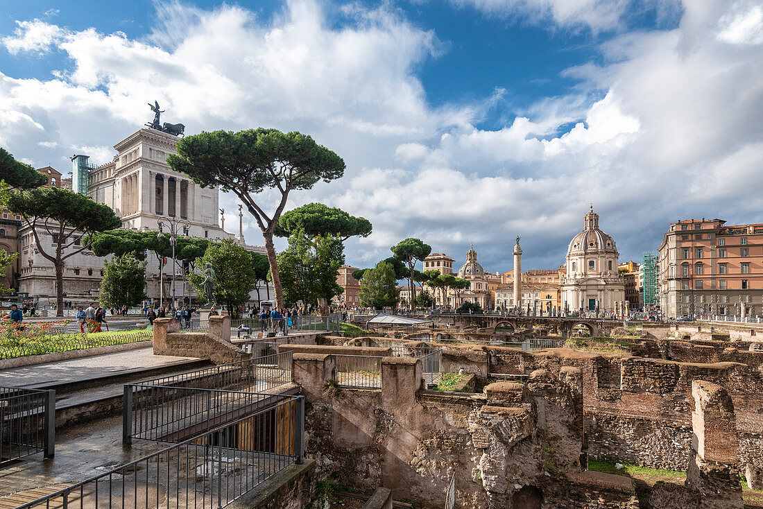 Forum Romanum und im Hintergrund Säule von Traiano und die Kirchen von Santa Maria von Loreto und Santissimo Name von Maria, Rom, Latium, Italien, Europa