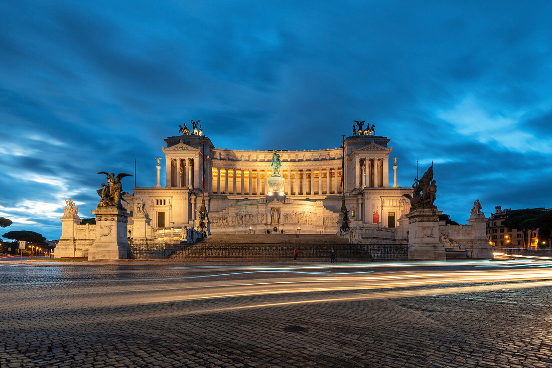 Der Altare della Patria, auch bekannt als Vittoriano (Viktor-Emanuelsdenkmal), und leichte Wanderwege in der Dämmerung, Rom, Lazio, Italien und Europa