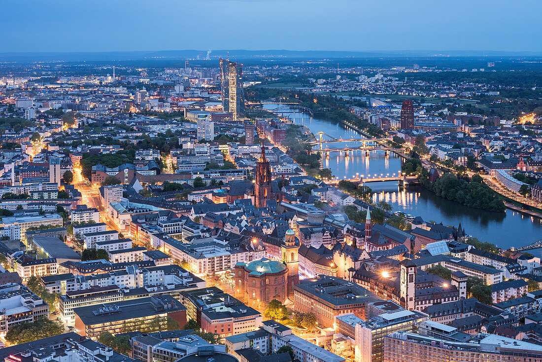 Frankfurt in der Abenddämmerung vom Main-Turm, Deutschland, Europa