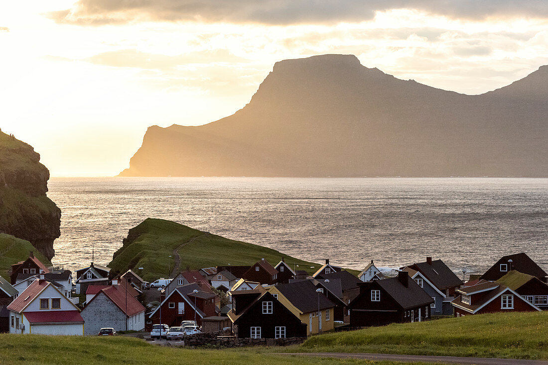 Der Sonnenaufgang in Gjogv, Insel Eysturoy, Färöer-Inseln, Dänemark, Europa