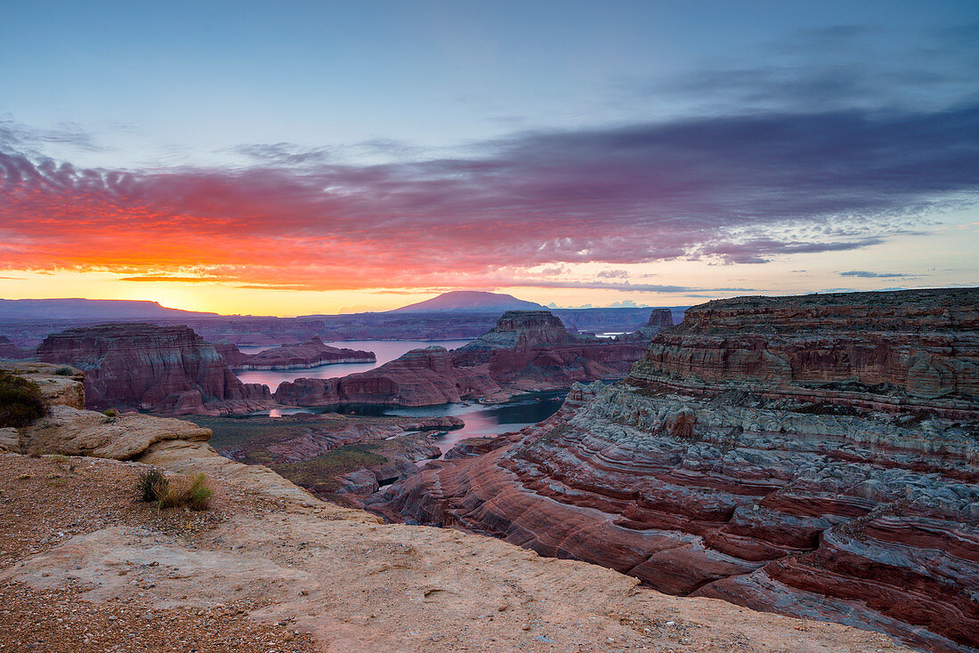 Sunrise at Alstrom Point, Lake Powell, Glen Canyon National Recreation Area, Page, between Arizona and Utah, USA