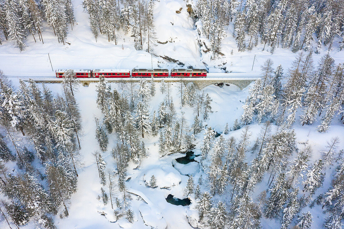 Luftaufnahme von Bernina Express, Kanton Graubünden, Engadin, Schweiz, Europa