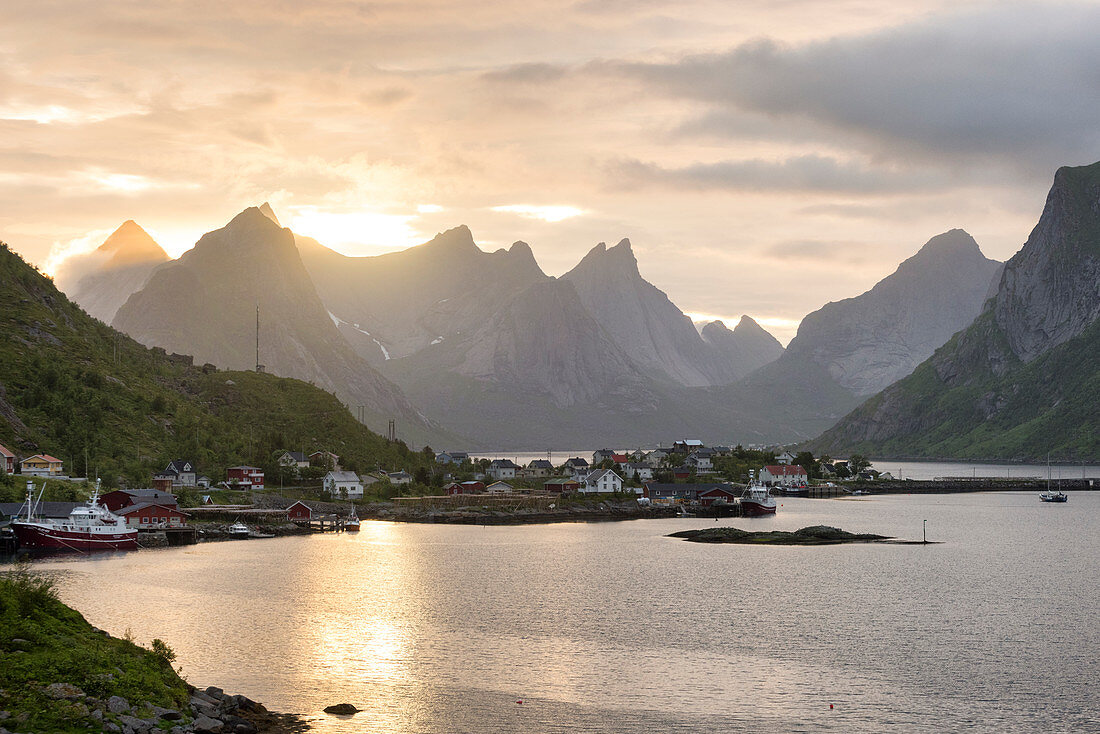 Die Bucht von Reine, Provinz Nordland, Lofoten, Nordnorwegen, Europa