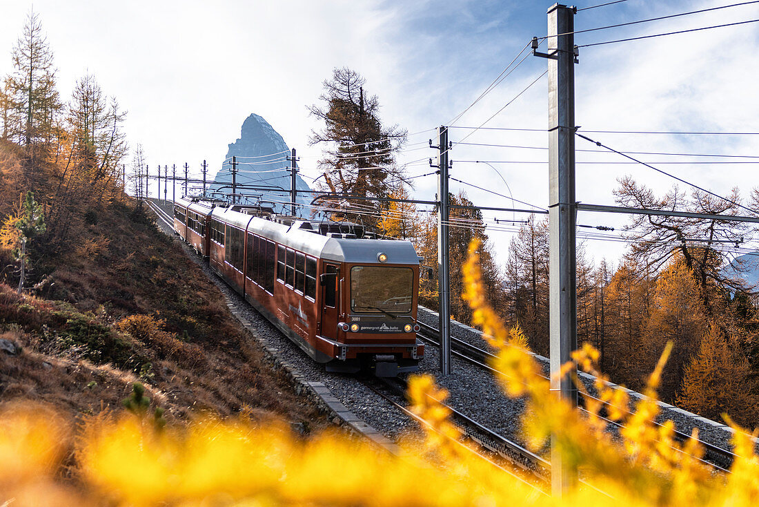 Zug der Gornergrat Bahn mit Matterhorn im Hintergrund, Zermatt, Kanton Wallis, Schweiz