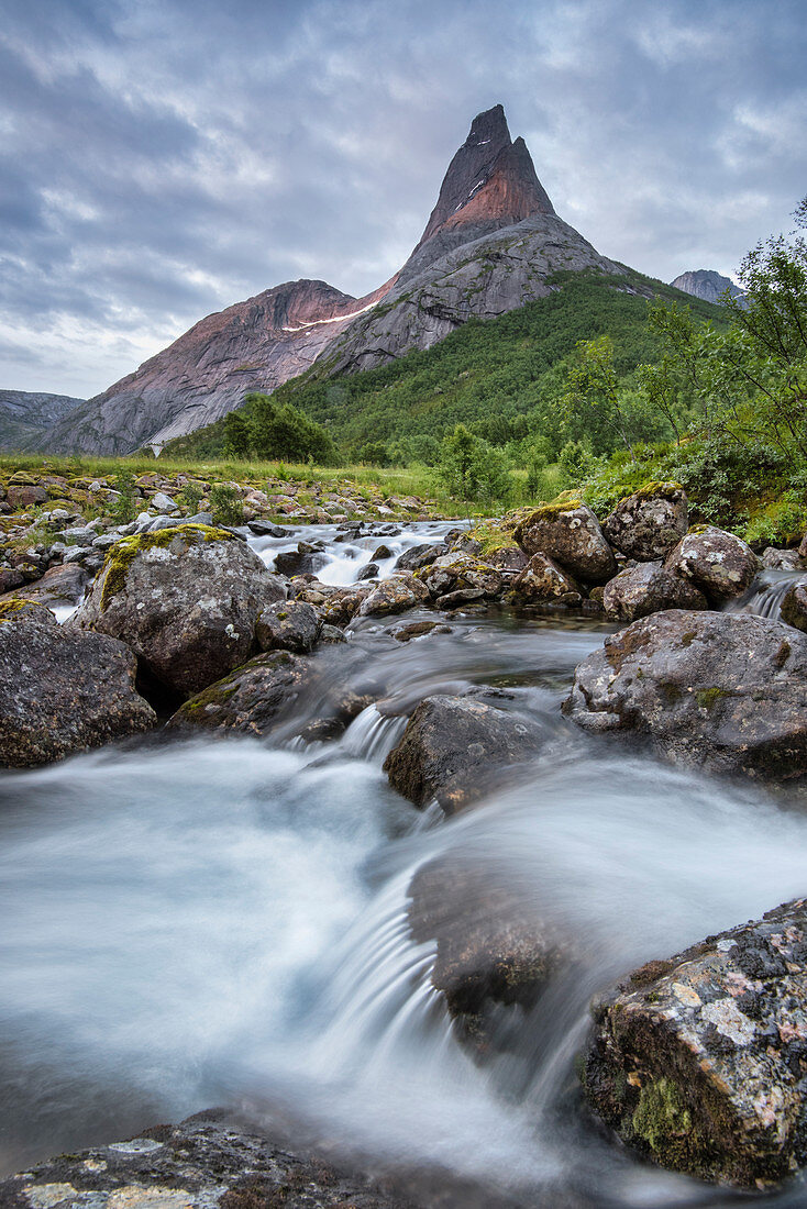 Wasserfall vor dem von der Mitternachtssonne beleuchteteten Stetinden, Tysfjord, Norwegen, Europa