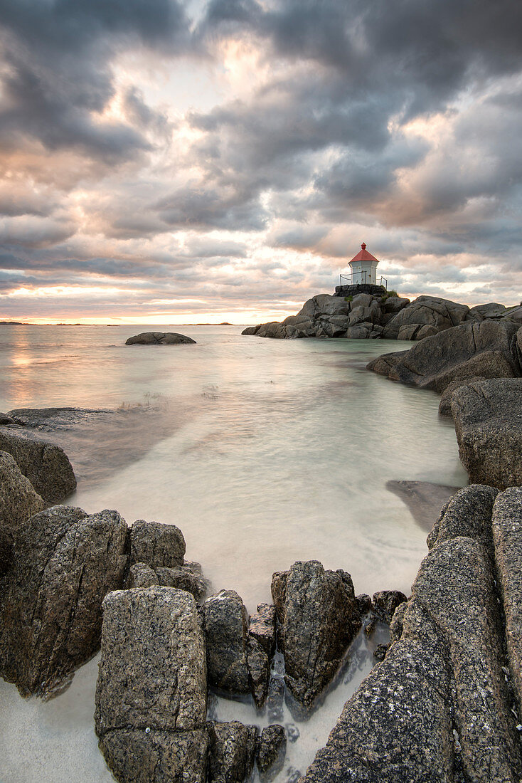 Leuchtturm auf Klippen bei Mitternachtssonne, Eggum, Unstad, Vestvagøy, Lofoten, Norwegen, Europa