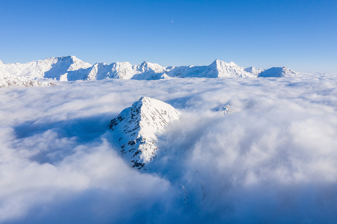 Luftaufnahme des von Wolken eingeschlossenen Piz Campasc, Bernina Pass, Engadin, Kanton Graubünden, Schweiz Europa eingeschlossen