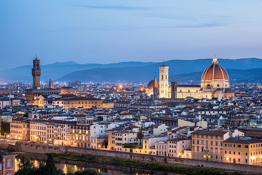 Stadtbild und Kathedrale von Santa Maria del Fiore und Glockenturm von Giotto in Florenz, Toskana, Italien, Europa