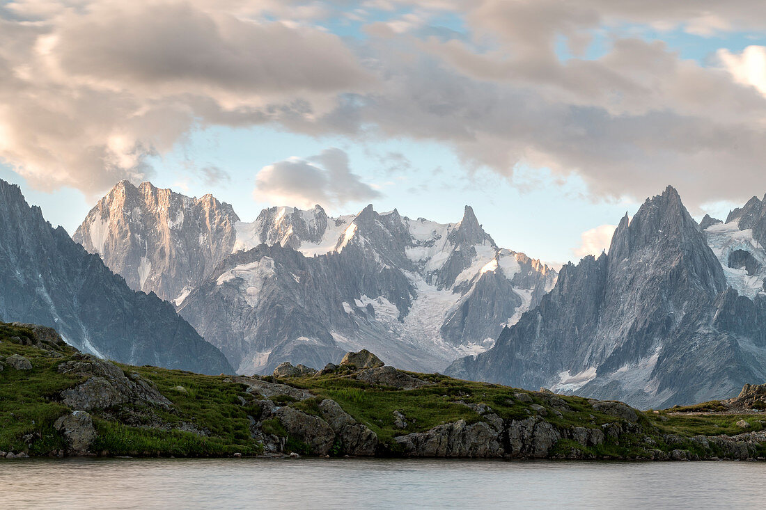 Grandes Jorasses und Mount Blanc vom Lac de Chesery, Haute-Savoie, Frankreich, Europa
