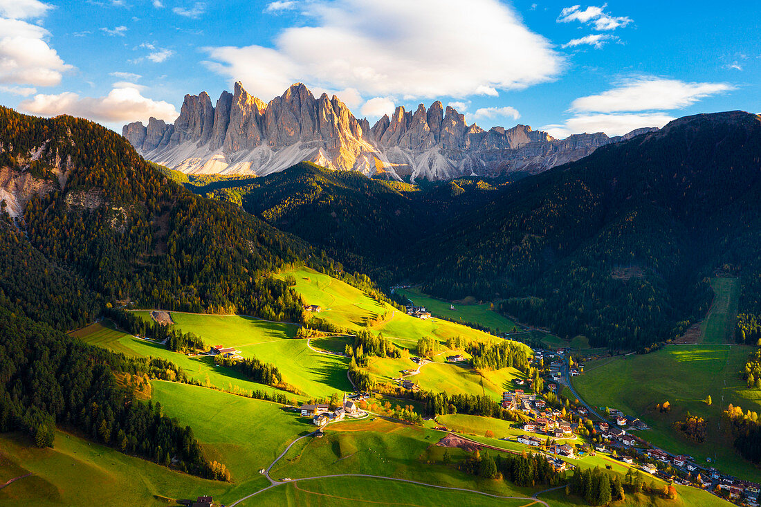 St. Magdalena, Tal von Funes, Bozen, Südtirol, Trentino Südtirol, Italien, St. Magdalena Dorf mit der Geiselgruppe der Dolomiten im Hintergrund