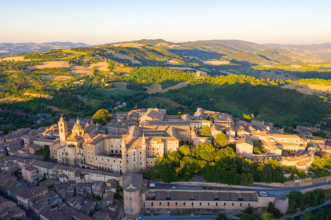 Luftaufnahme der Altstadt von Urbino bei Sonnenuntergang, Urbino, Marken, Italien, Europa