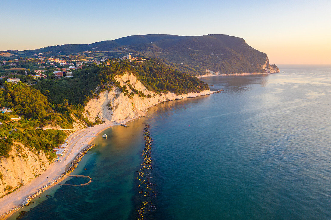 Spiaggia Del Frate (Friar Beach), Mount Conero im Hintergrund, Numana, Ancona, Marken, Italien, Europa
