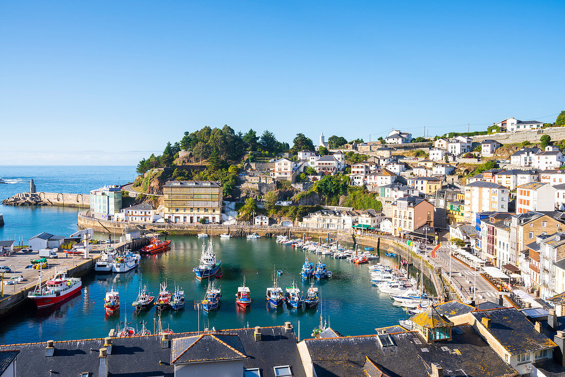 Spanien, Asturien, Blick auf den Hafen von Luarca