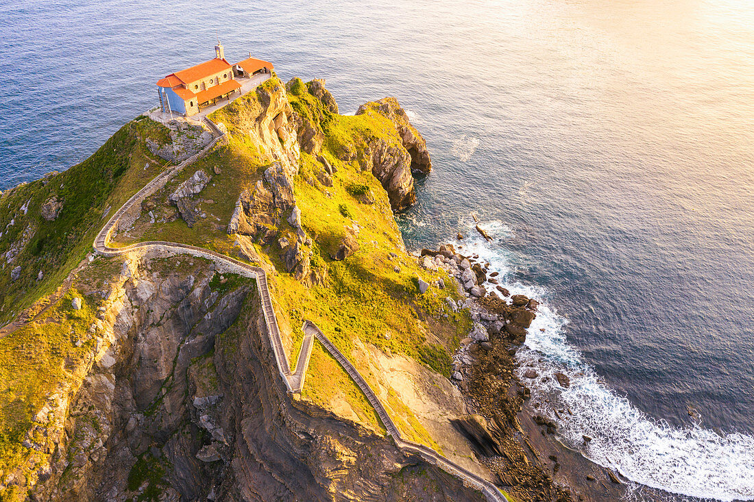 Gaztelugatxe, Biskaya, Baskenland, Spanien, Luftaufnahme der Insel und der Einsiedelei bei Sonnenaufgang