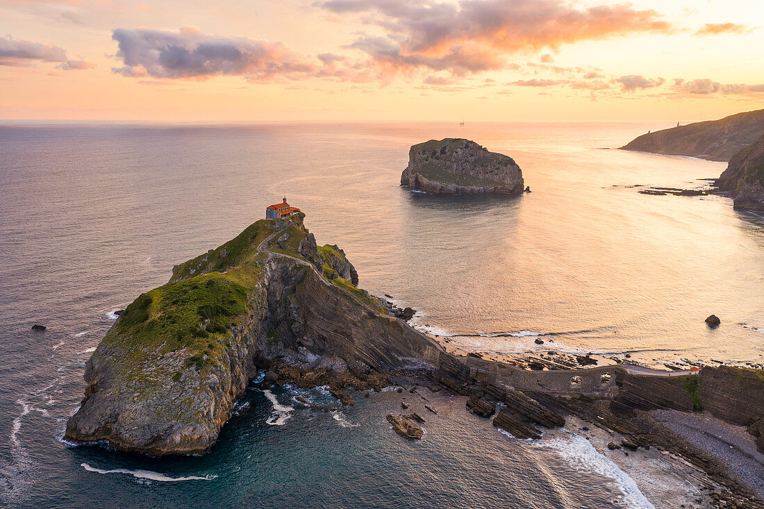 Gaztelugatxe, Biskaya, Baskenland, Spanien, Luftaufnahme der Insel und der Einsiedelei bei Sonnenaufgang