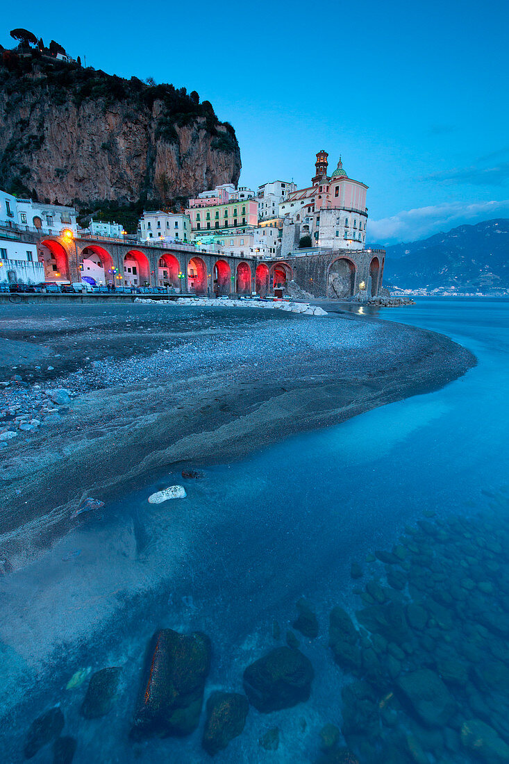 Europa, Kampanien, Italien, Provinz Salerno, Amalfitan Küste, Atrani in der Abenddämmerung