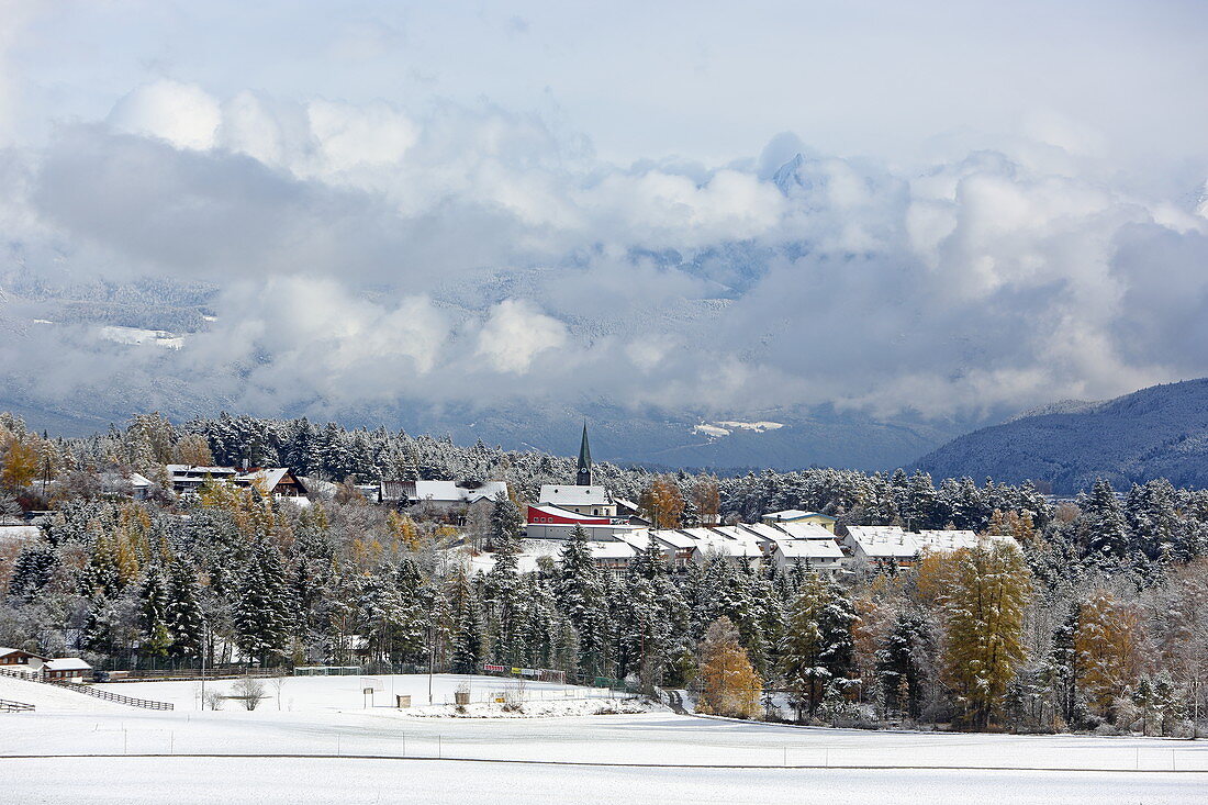 Ortschaft Mieming, Spätherbst auf dem Mieminger Plateau, Tirol, Österreich