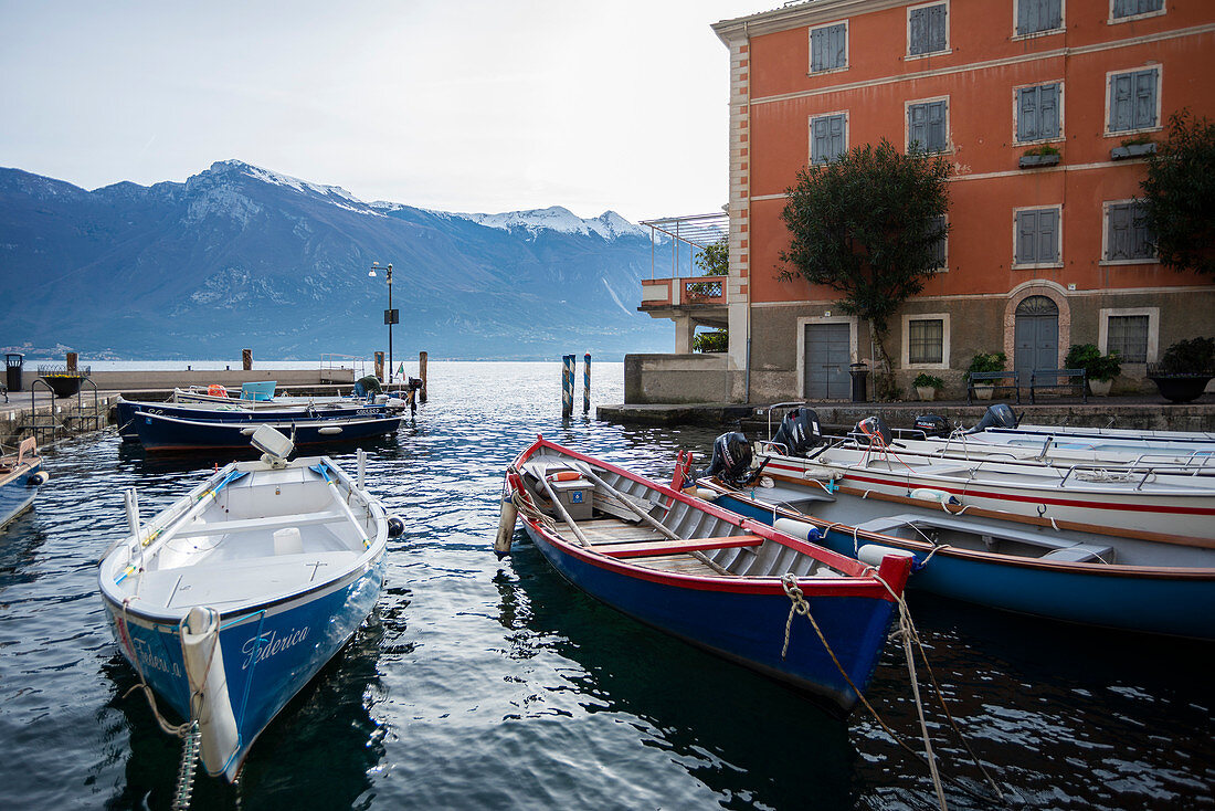 Limone sul Garda, Provinz Brescia, Lombardei, Italien, Europa, typische Holzboote im kleinen Hafen von Limone sul Garda