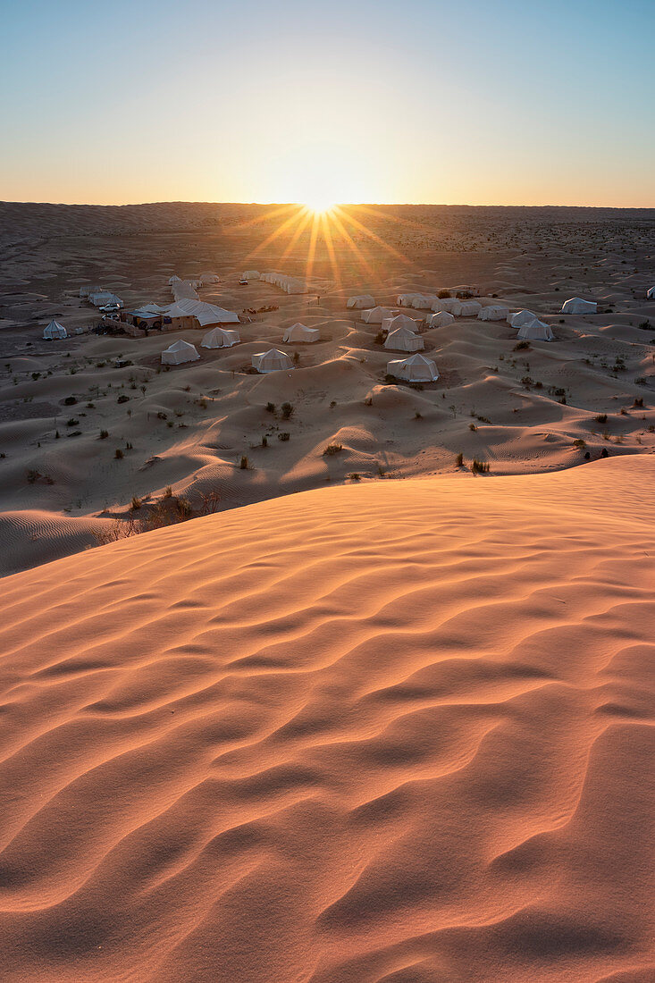 Sonnenuntergang um das Dorf Camp Mars, Sahara, Tunesien, Nordafrika