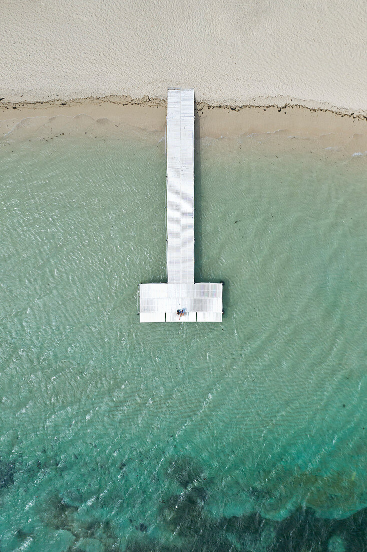 Vertikale Aufnahme eines Piers entlang eines schönen Strandes, Black River, Mauritius, Indischer Ozean, Afrika