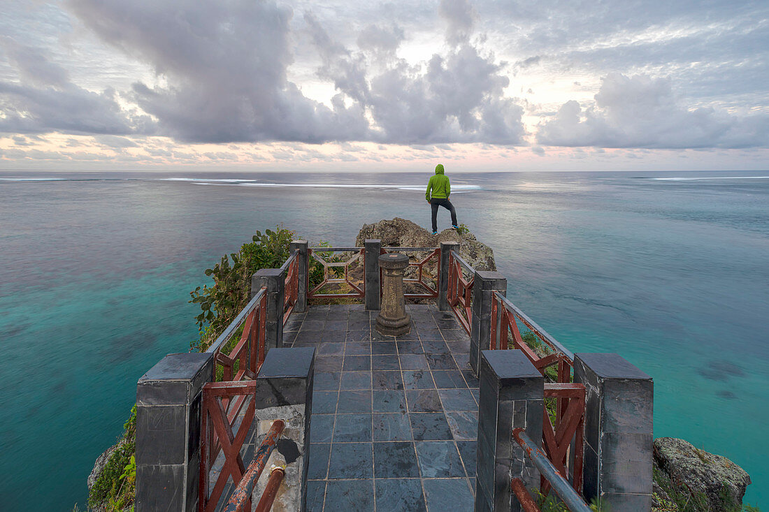 Tourist genießt den Sonnenaufgang am Captain Matthew Flinders Denkmal und bewundert den Ozean, Black River Bezirk, Mauritius, Indischer Ozean und Afrika
