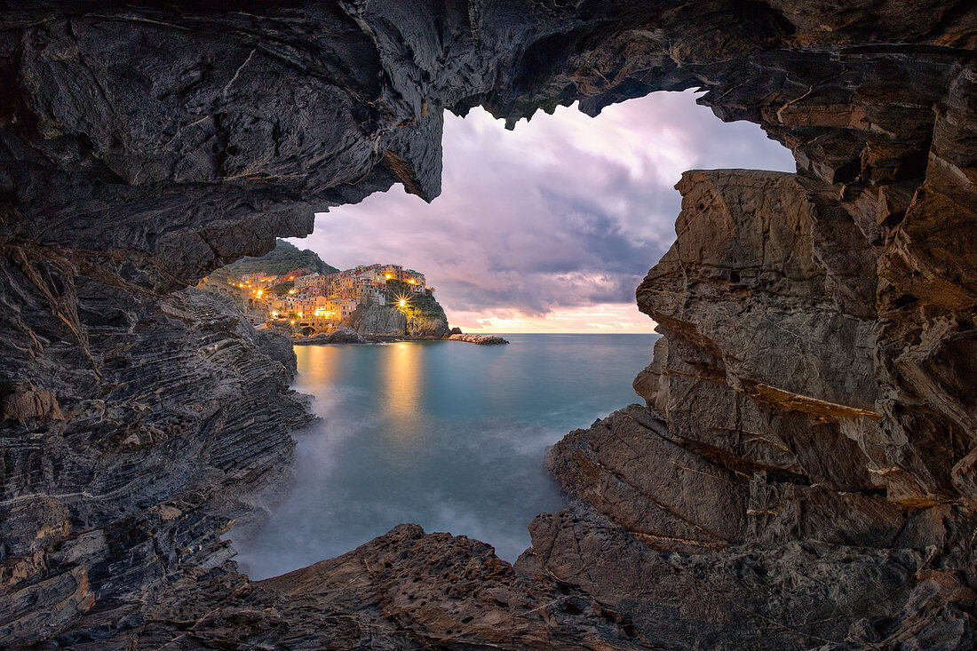 Sonnenaufgang im Winter von der Höhle aus gesehen, Stadt Manarola, Gemeinde Riomaggiore, Cinque Terre, Weltkulturerbe, Provinz La Spezia, Region Ligurien, Italien, Europa