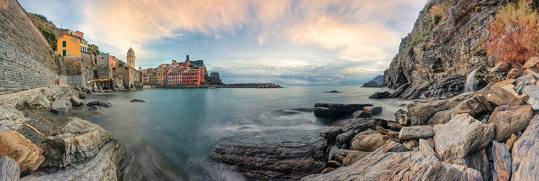 Panorama des Hafens von Vernazza im Herbst, Vernazza, Cinque Terre, Weltkulturerbe, Provinz La Spezia, Region Ligurien, Italien, Europa