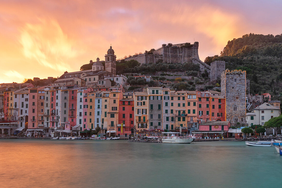 Feuriger Sonnenuntergang über dem mittelalterlichen Dorf Portovenere während der Weihnachtszeit, UNESCO-Weltkulturerbe, Gemeinde Portovenere, Provinz La Spezia, Region Ligurien, Italien, Europa