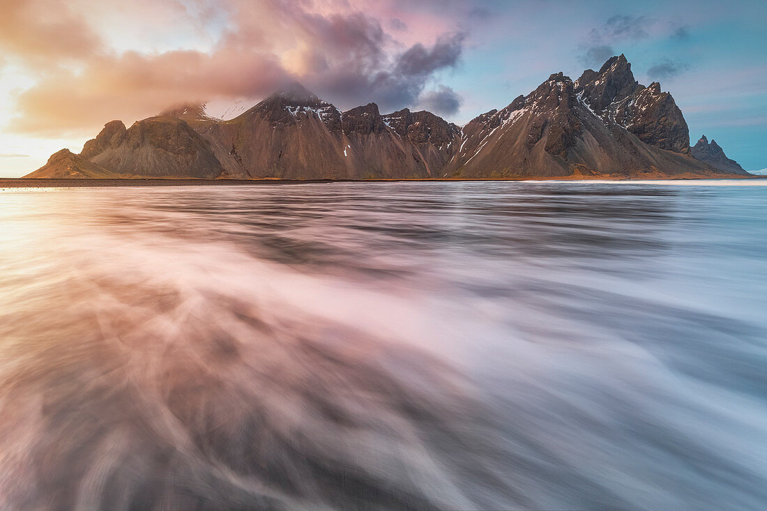 Blick über das Meer auf den Vestrahorn-Berg, Stokksnes, Hofn, Ostisland, Island, Europa