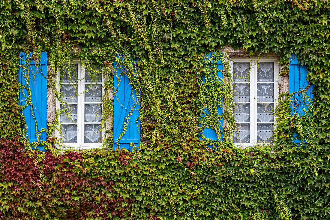 Bretagne, Frankreich, Saint-Thégonnec, Fassade mit Fenster, architektonische Details der Bretagne