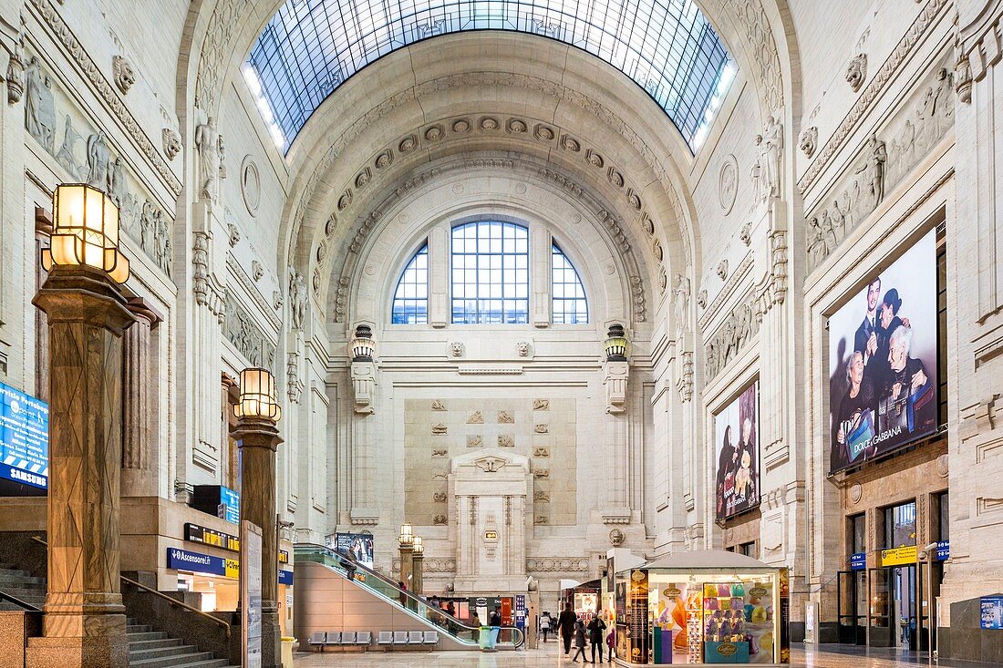 Italien, Lombardei, Mailand, Piazza Duca d'Aosta, vom Architekten Ulisse Stacchini entworfener und 1931 eingeweihter Hauptbahnhof