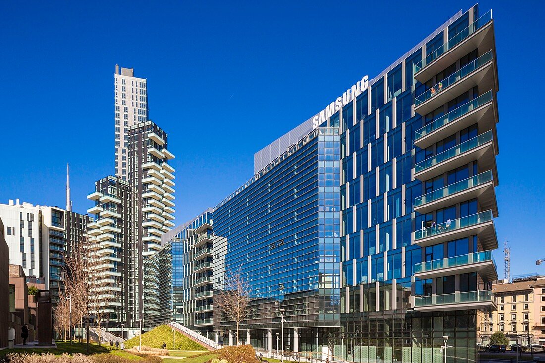 Italy, Lombardy, Milan, Porta Nuova Varesine (2009-2015), Solaria Tower (left) of the law firm Arquitectonica Architects