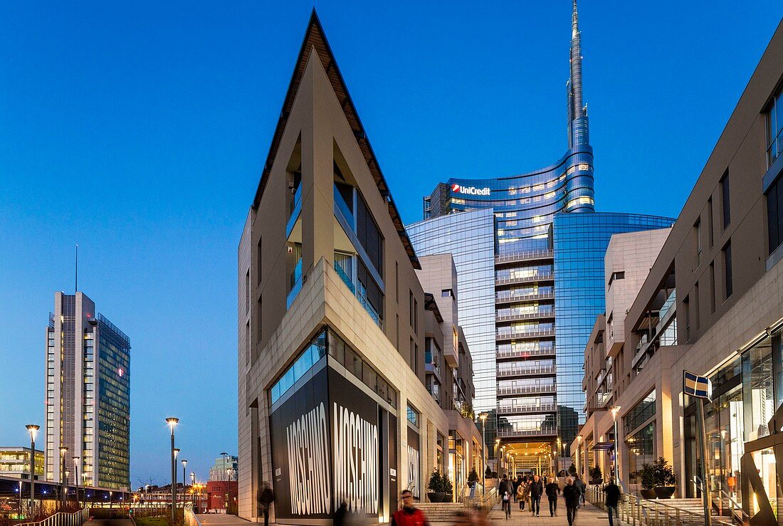 Italien, Lombardei, Mailand, Stadtteil Porta Nuova Garibaldi (2009-2015), Zugang zum neuen Geschäftsviertel mit dem vom Architekten César Pelli entworfenen Unicredit-Turm im Hintergrund